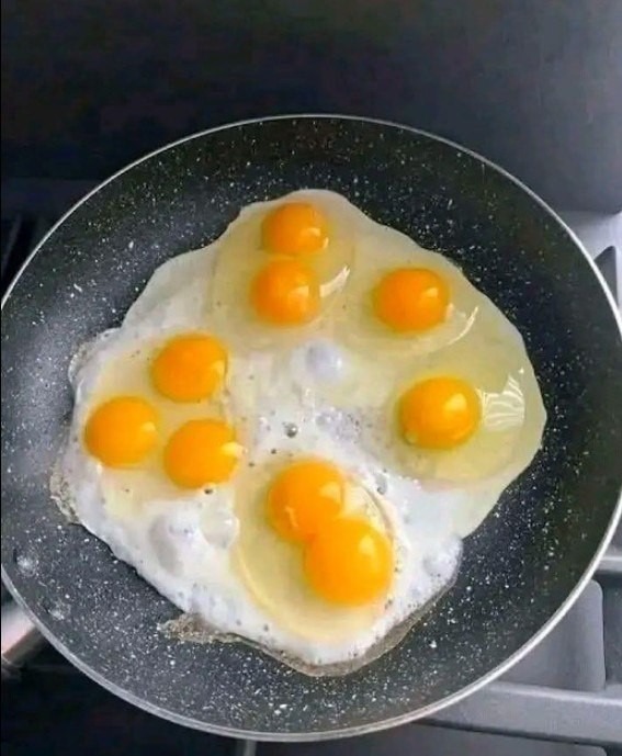 How many eggs are in a pan!?