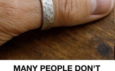 Thumb Rings: What They Symbolize for Women and Men – A Hidden Meaning Few People Know