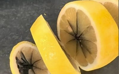While cutting a lemon, I discovered something strange inside… and I was amazed when I realized what it was.