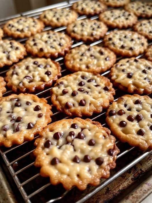 COOKIES WITH CHOCOLATE CHIPS
